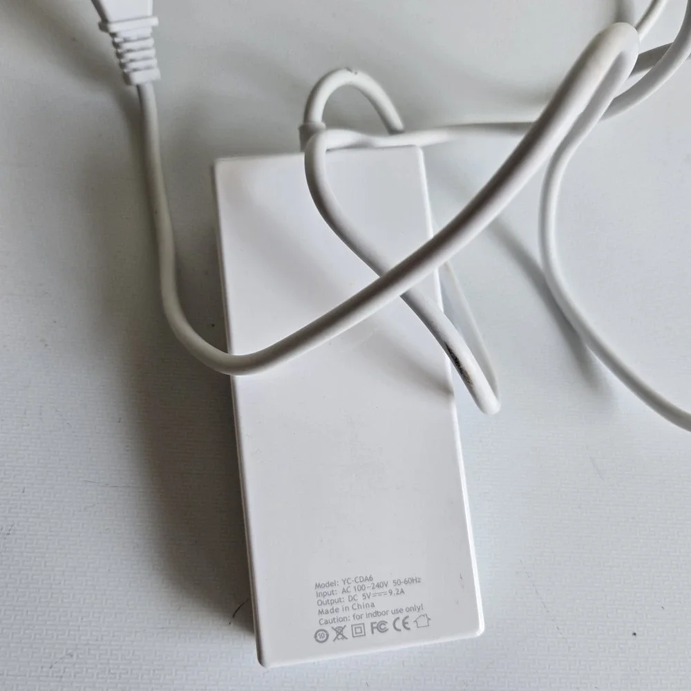 Gigapower 8 USB port hub Secure Fast charging 5V/8A Travel LCD charger YC-CDA6